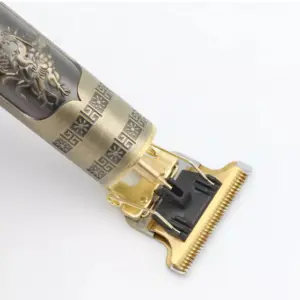 Patillera inalámbrica dorada con grabado de dragón y patrones geométricos, con cuchillas de precisión para definir contornos de barba y cabello.